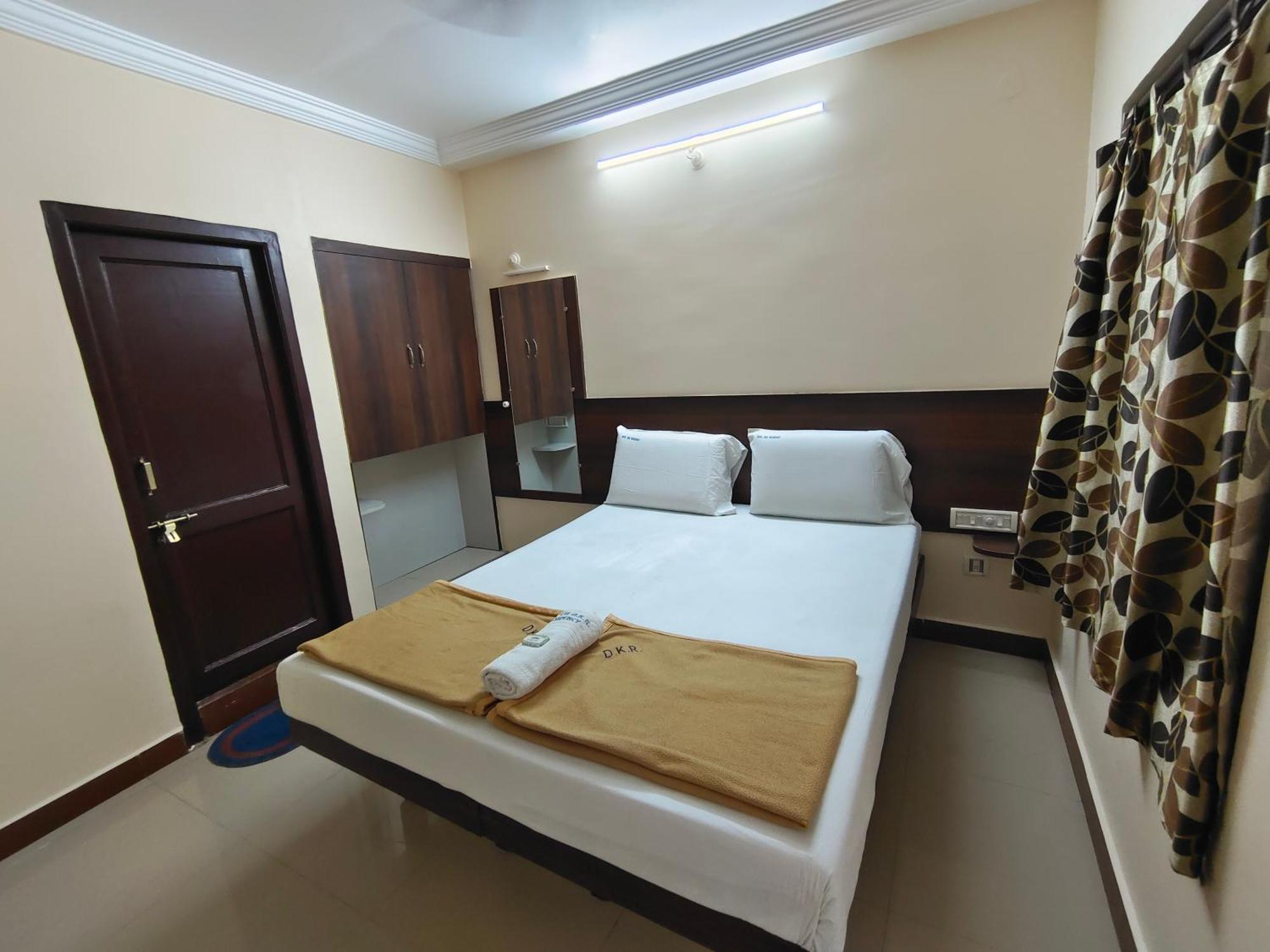 Hotel Dkr Residency Тирупати Стая снимка
